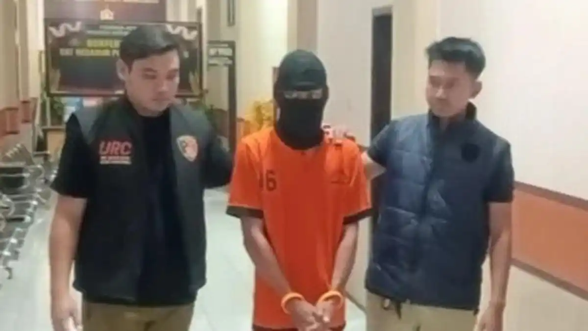 Dia diamankan lantaran nekat melakukan pencabulan terhadap dua ibu rumah tangga (IRT) yang merupakan tetangganya sendiri