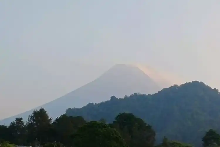 Selain itu, masyarakat diimbau mengantisipasi kemungkinan gangguan akibat abu vulkanik yang dapat menyertai aktivitas erupsi