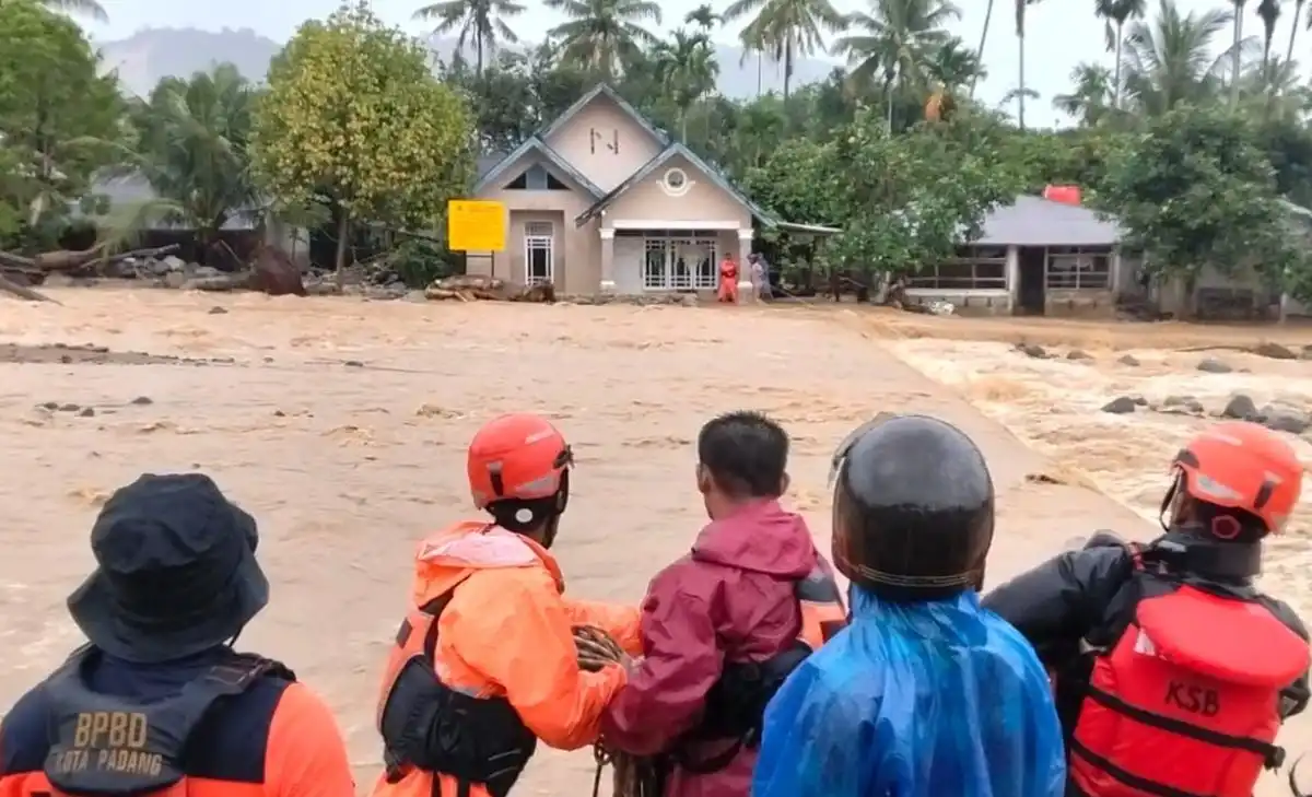 Banjir Parah Melanda Padang, Ratusan Warga Mengungsi : Okezone News