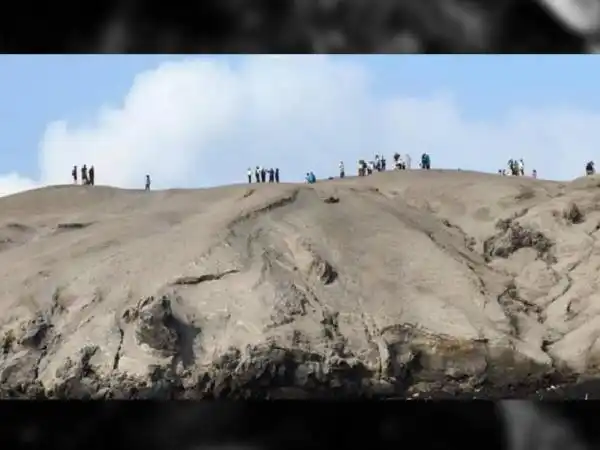 Puluhan Wisatawan Masuk Lereng Anak Krakatau demi Foto dan Video