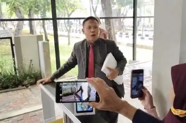 Rombongan Ahmad Khozinudin Sempat Tertahan Saat Mengajukan Desakan Pemakzulan Gibran di DPR