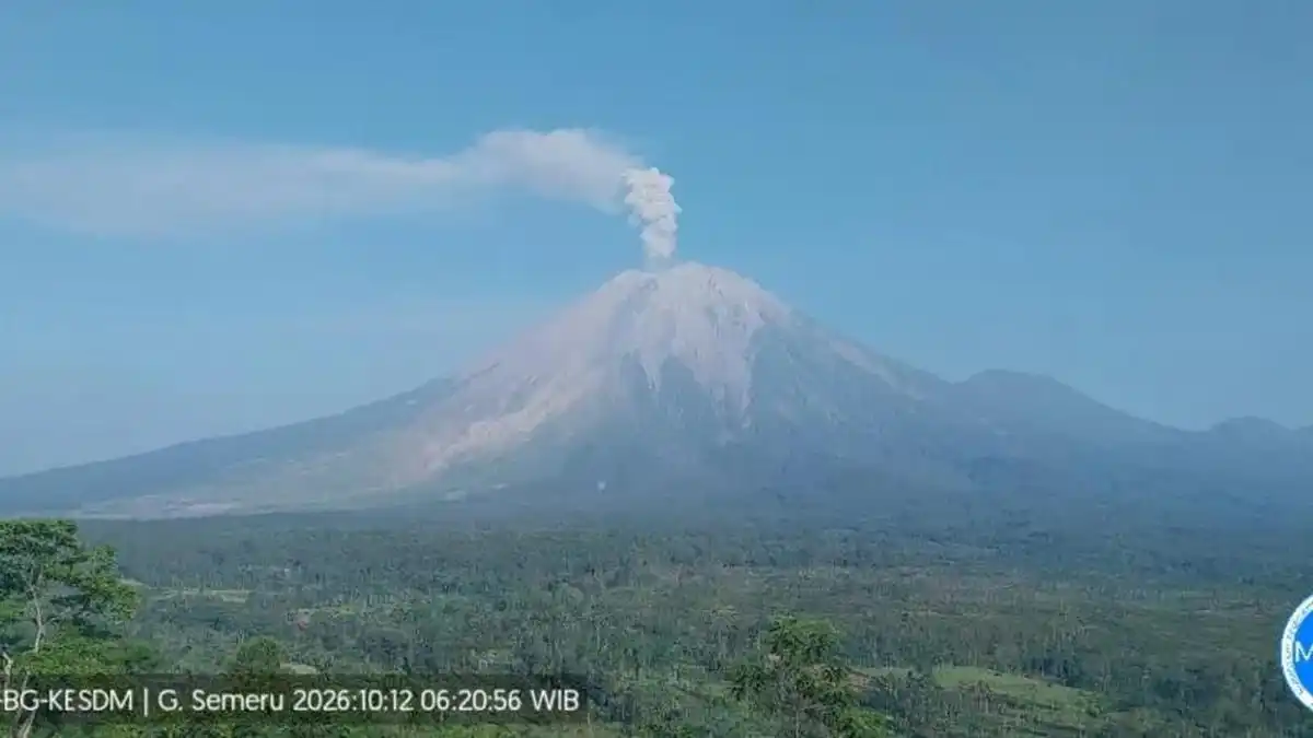 Aktivitas Semeru Meningkat, Tiga Erupsi Tercatat hingga Senin Pagi