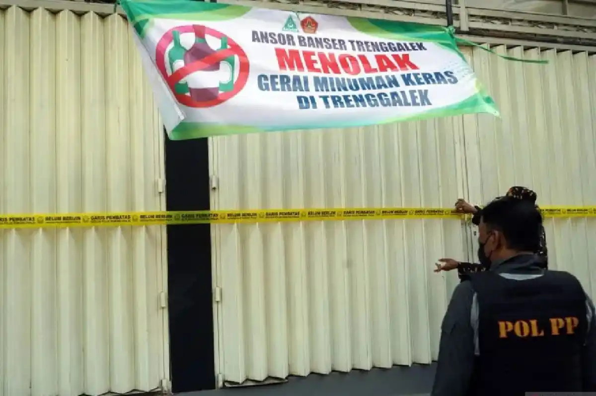 Gerai Minuman Beralkohol Sari Jaya di Trenggalek Disegel karena Dokumen Izin Belum Ada