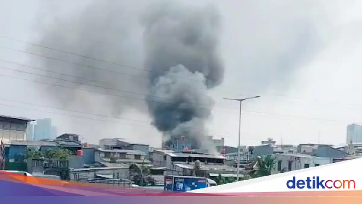 Kebakaran Melanda Permukiman Penjaringan, 26 Mobil Pompa Dikerahkan