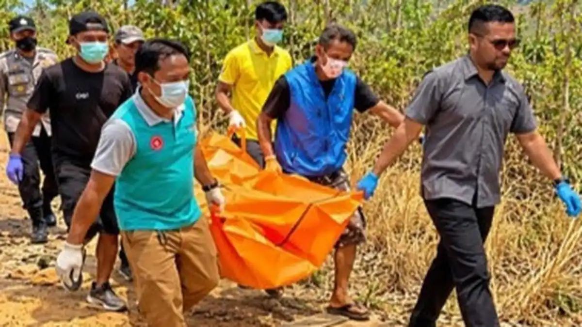 Evakuasi Dramatis Jasad Perempuan Tanpa Identitas dari Lereng Kebun Jati Sukabumi