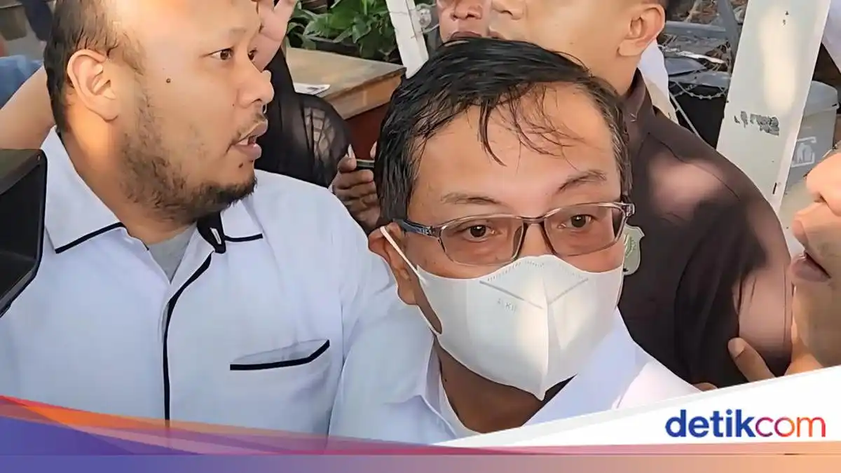 Sestama BNPB Rustian Meninggalkan Gedung KPK Setelah Pemeriksaan OTT