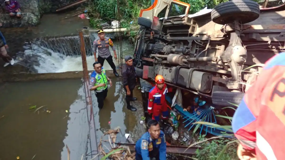 Elf Terjun ke Sungai di Ciawi Setelah Diduga Rem Bermasalah, Sopir Meninggal