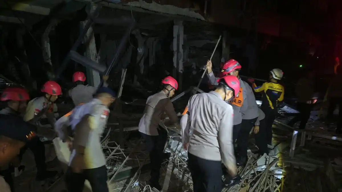 Delapan Korban Ledakan di Pertokoan Pasar Cimanggis Dibawa ke Rumah Sakit