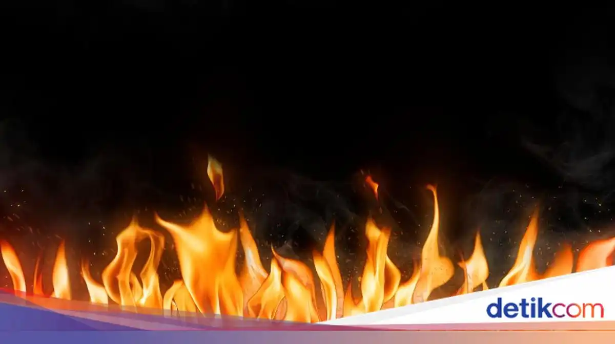 Pemadaman Gudang Barang Retur di Sepatan Masih Berlangsung Setelah 12 Jam