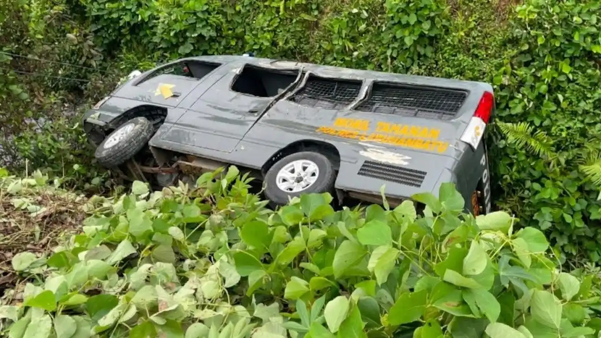 Tabrakan Mobil Ransus dan Truk di Jalinsum Labuhanbatu