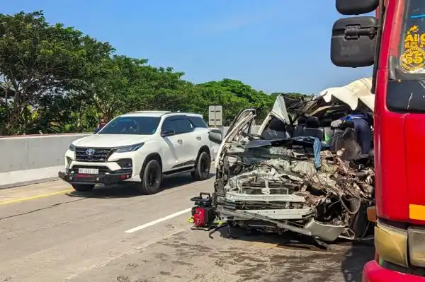 Empat Suporter PSS Sleman Tewas dalam Tabrakan Minibus dan Truk di Tol Madiun