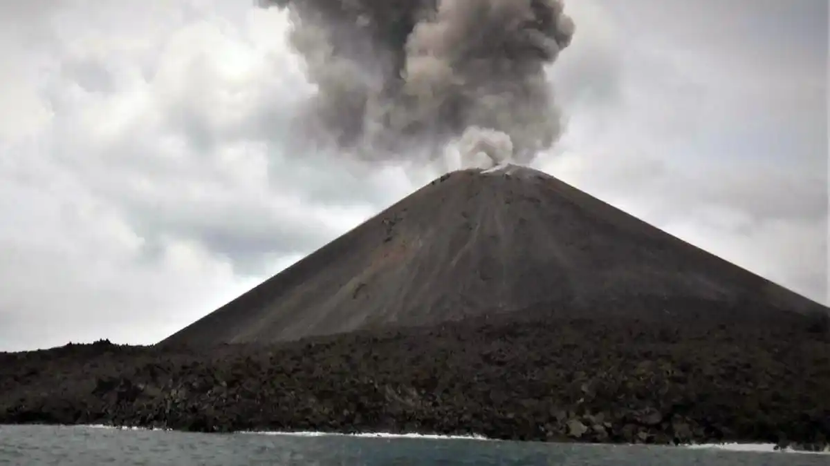 Anak Krakatau Erupsi Tiga Kali, Abu Teramati hingga 500 Meter