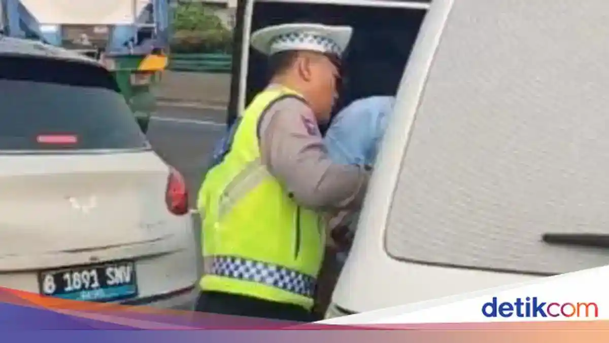 Kartu E-Toll Terjatuh, Wuling Tabrak Kontainer dan Bus Transjakarta di Tol Ancol