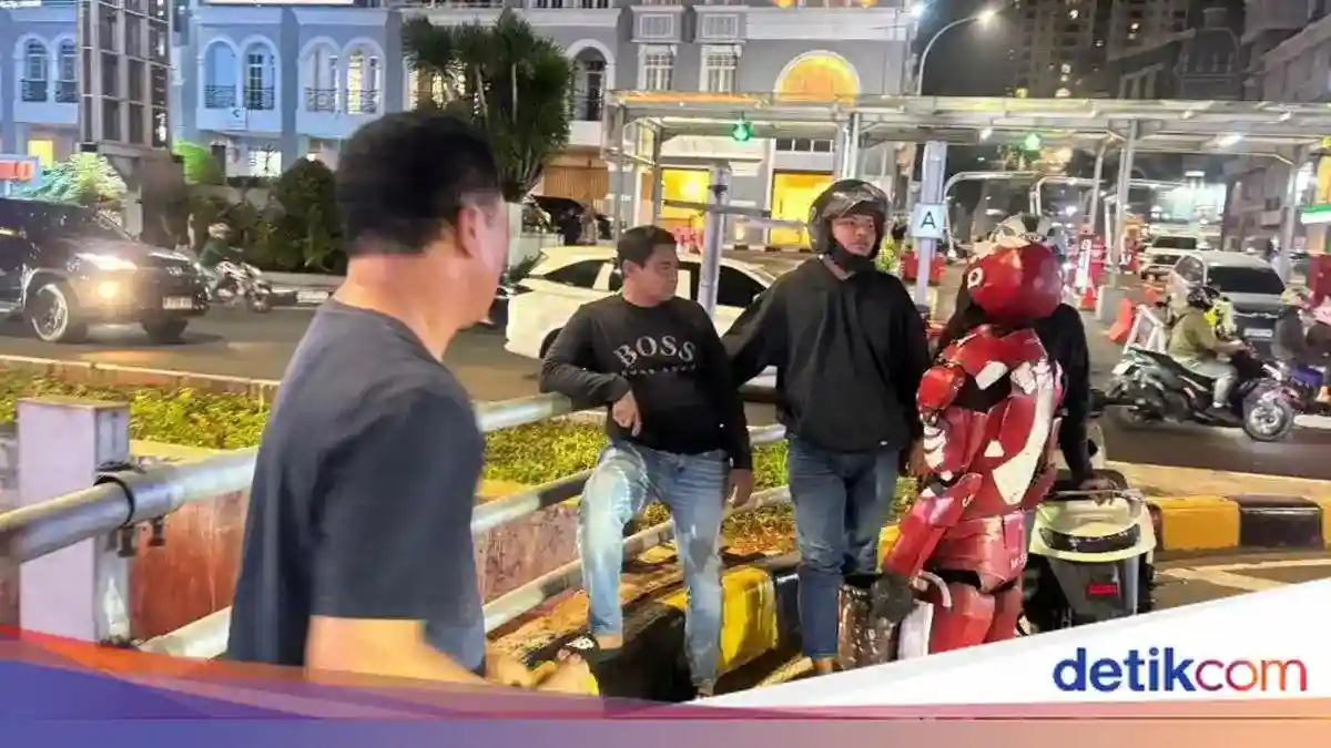 Pria Berkostum Iron Man Lerai Cekcok Dua Pengendara di Kelapa Gading