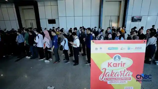 Antrean Pencari Kerja Padati Bursa Kerja di Smesco, Tersedia 12.000 Lowongan