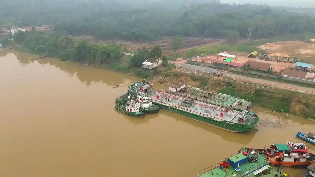 Sungai Kapuas Surut, Pasokan BBM Kalbar Dialihkan ke Jalur Darat