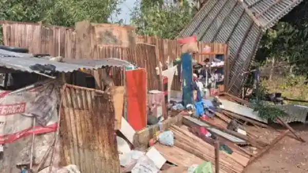 Hujan dan Angin Kencang Rusak Atap Rumah Warga Maubeli