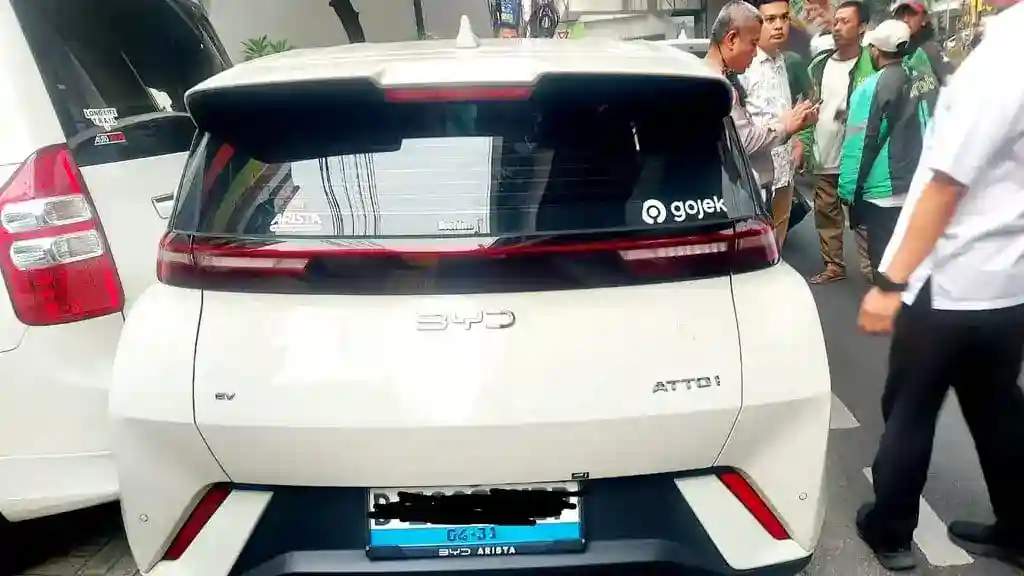 Mobil BYD Tabrak Beruntun di Blok M, Pengendara Ojol Patah Kaki