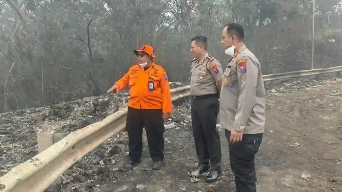 Hari Kelima Kebakaran TPA Supit Urang, Bara di Dalam Tumpukan Sampah Masih Ditangani