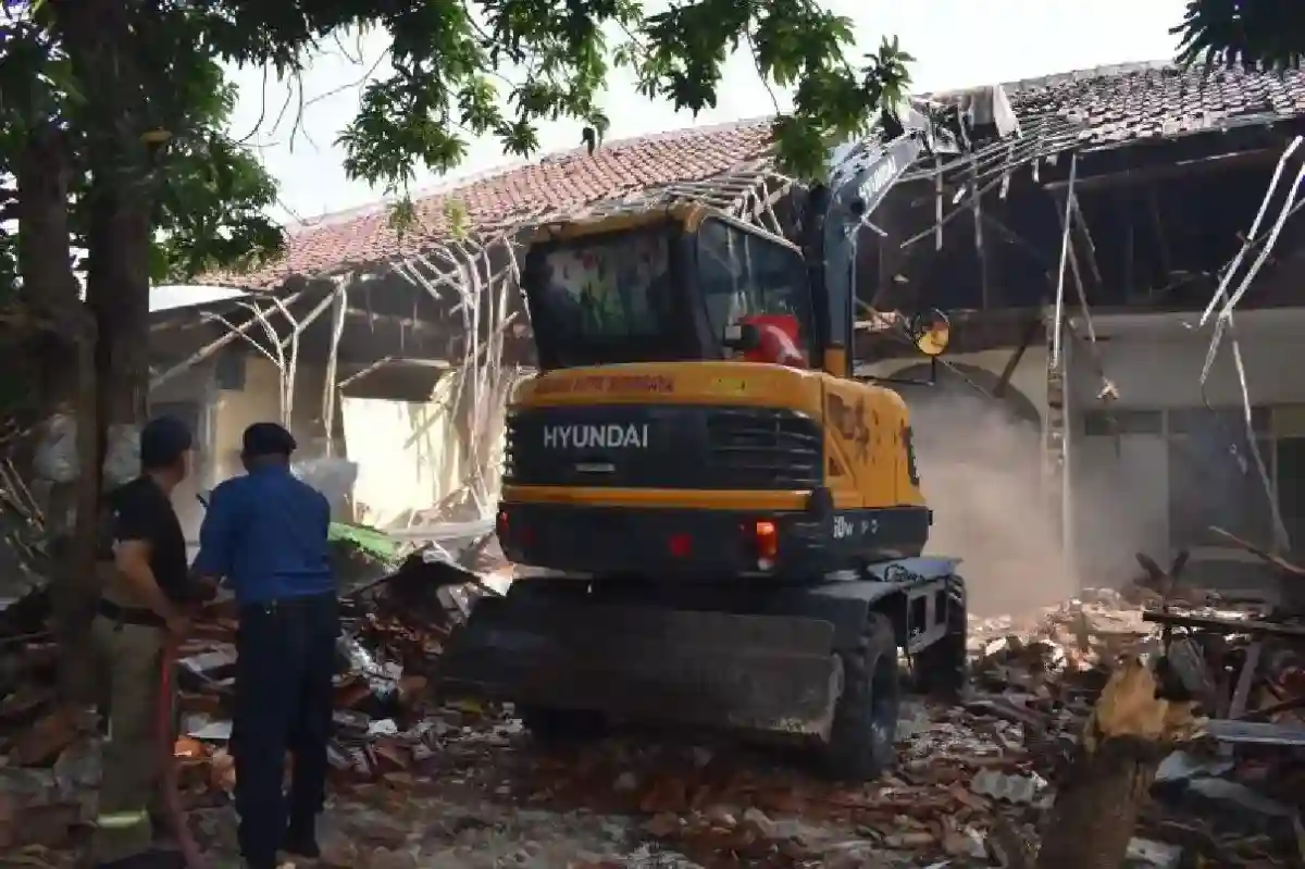 Satpol PP Surabaya Bongkar Bangunan di Lahan Pemkot yang Tak Terbayar Retribusinya