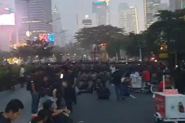 Mahasiswa Bertahan di Depan Gedung UOB, Akses ke Bundaran HI Dibatasi Polisi