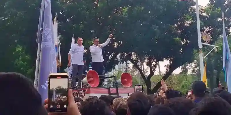 Staf Khusus Wamensesneg Temui Mahasiswa Trisakti di Tengah Aksi
