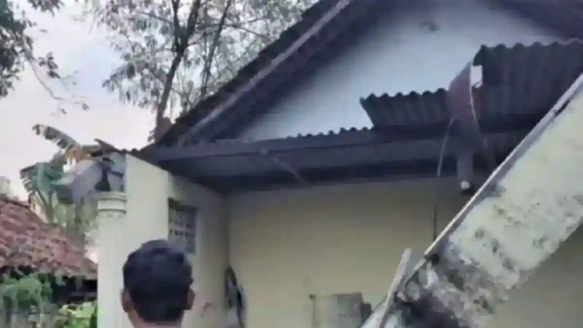 Puting Beliung Rusak Rumah dan Fasilitas Umum di Kartoharjo