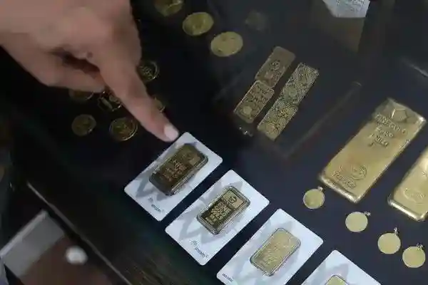 Harga Emas Antam Melemah Rp13.000, Buyback Ikut Turun