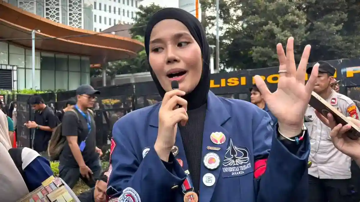 Zahra Nazira Firman Bawa Tiga Tuntutan dalam Aksi di Patung Kuda