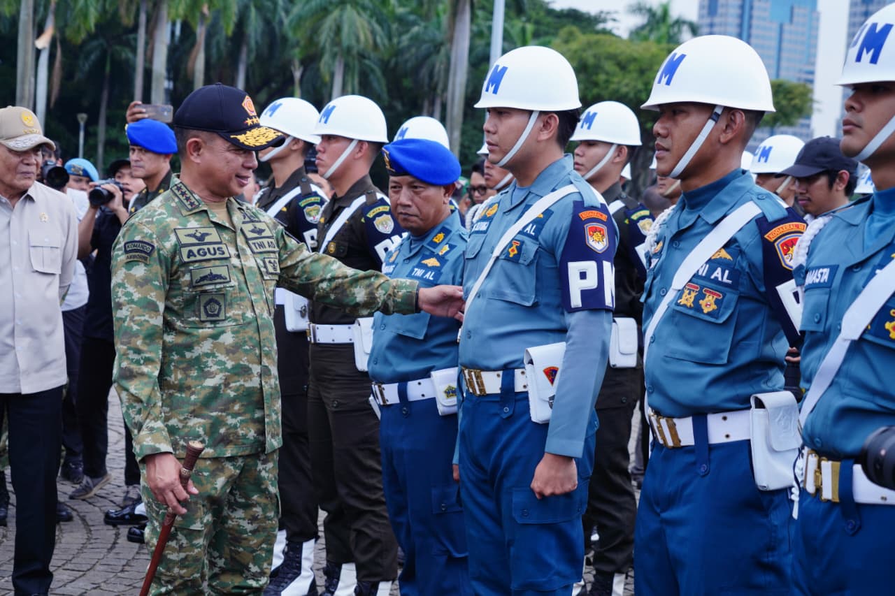 Panglima TNI dan Kapolri Pimpin Apel Gelar Pasukan Operasi Ketupat 2026 di Monas Panglima TNI dan Kapolri Pimpin Apel Gelar Pasukan Operasi Ketupat 2026 di Monas
